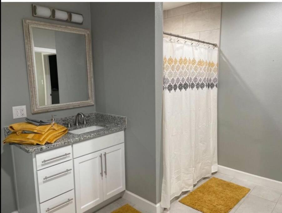 Comfortable Suite With Private Entrance & Private Bathroom El Paso Luaran gambar
